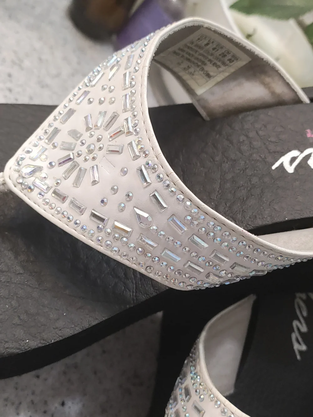 Skechers White Jeweled Thong Sandals for Summer 🌞 Comfort🥵🥵🥵🥵🥵🥵🥵🥵🥵🥵🥵